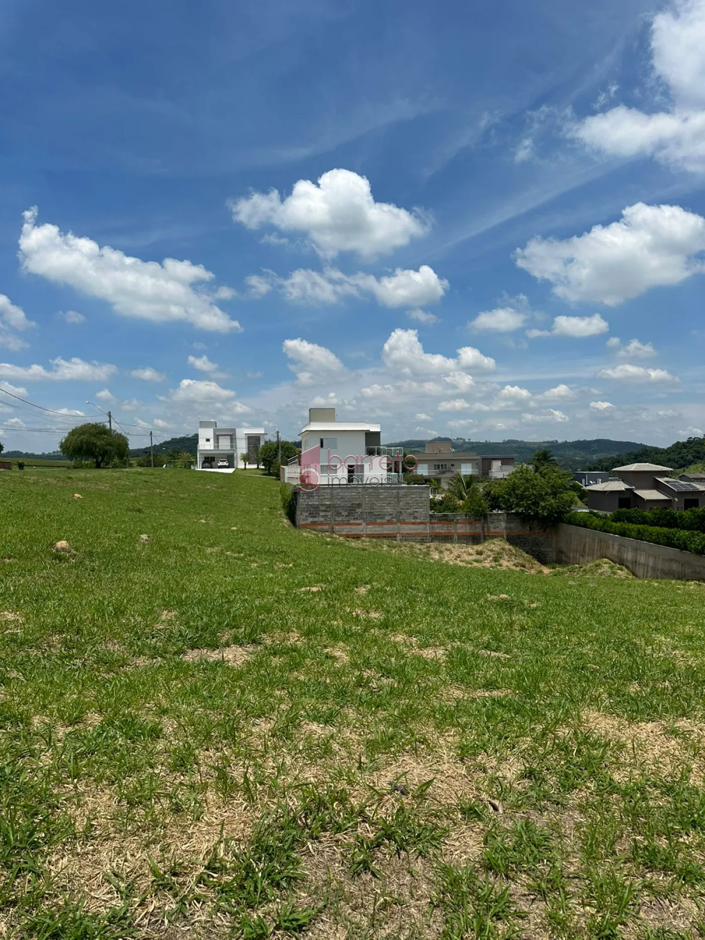 TERRENO AMPLO À VENDA NO CONDOMÍNIO RESIDENCIAL MONTES CLAROS EM ITUPEVA/SP