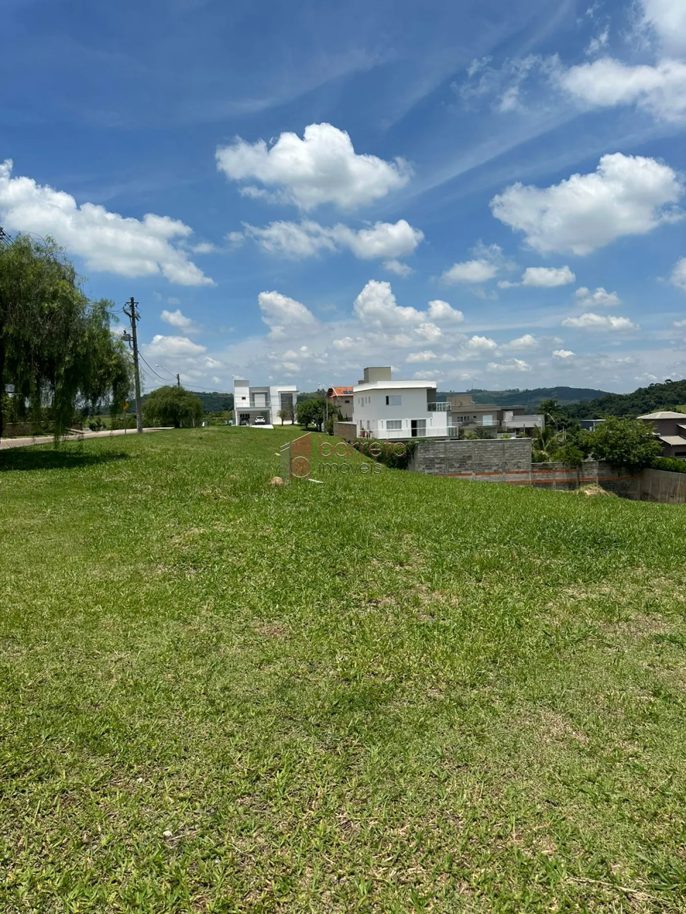 TERRENO AMPLO À VENDA NO CONDOMÍNIO RESIDENCIAL MONTES CLAROS EM ITUPEVA/SP