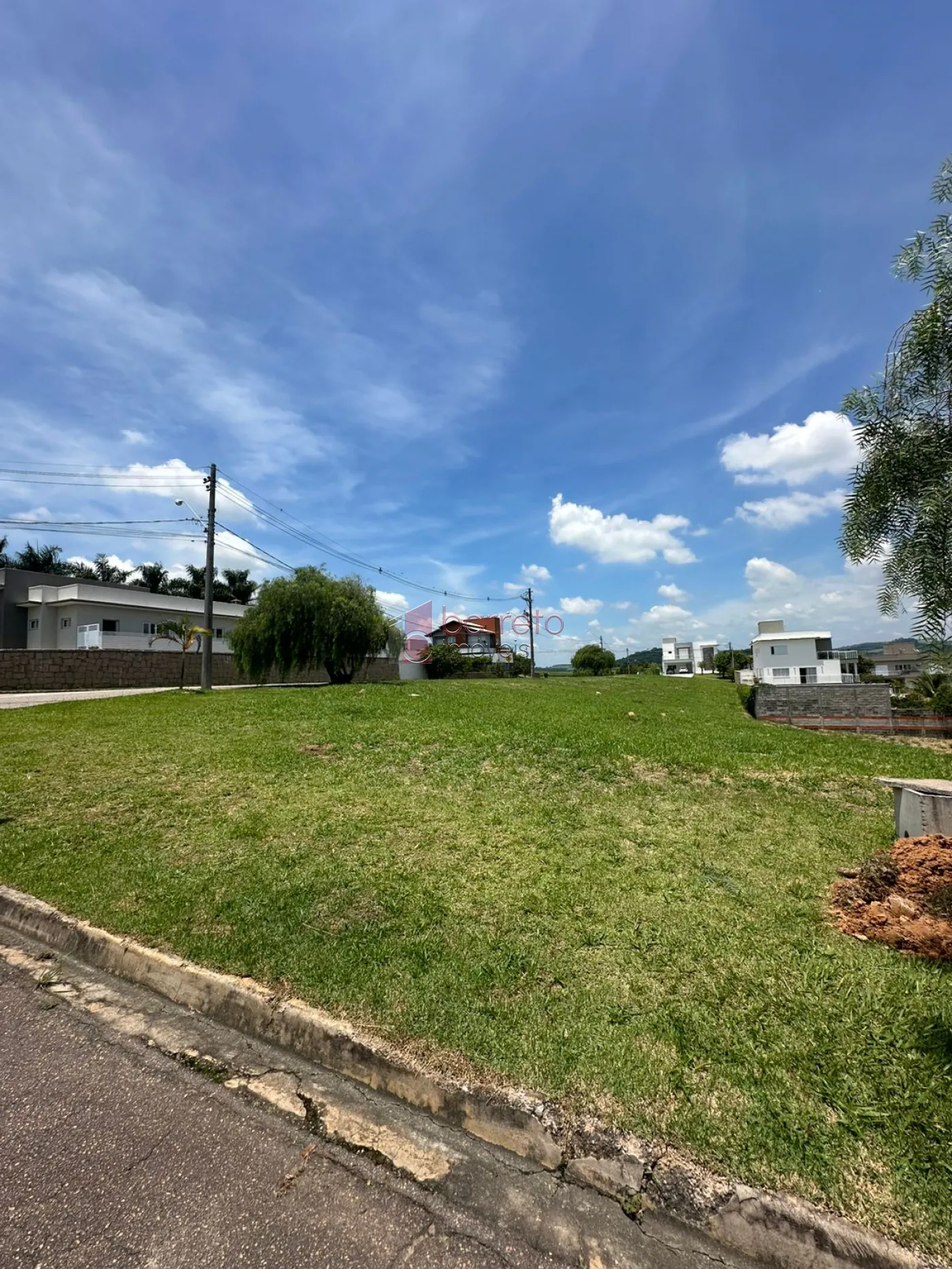 TERRENO AMPLO À VENDA NO CONDOMÍNIO RESIDENCIAL MONTES CLAROS EM ITUPEVA/SP