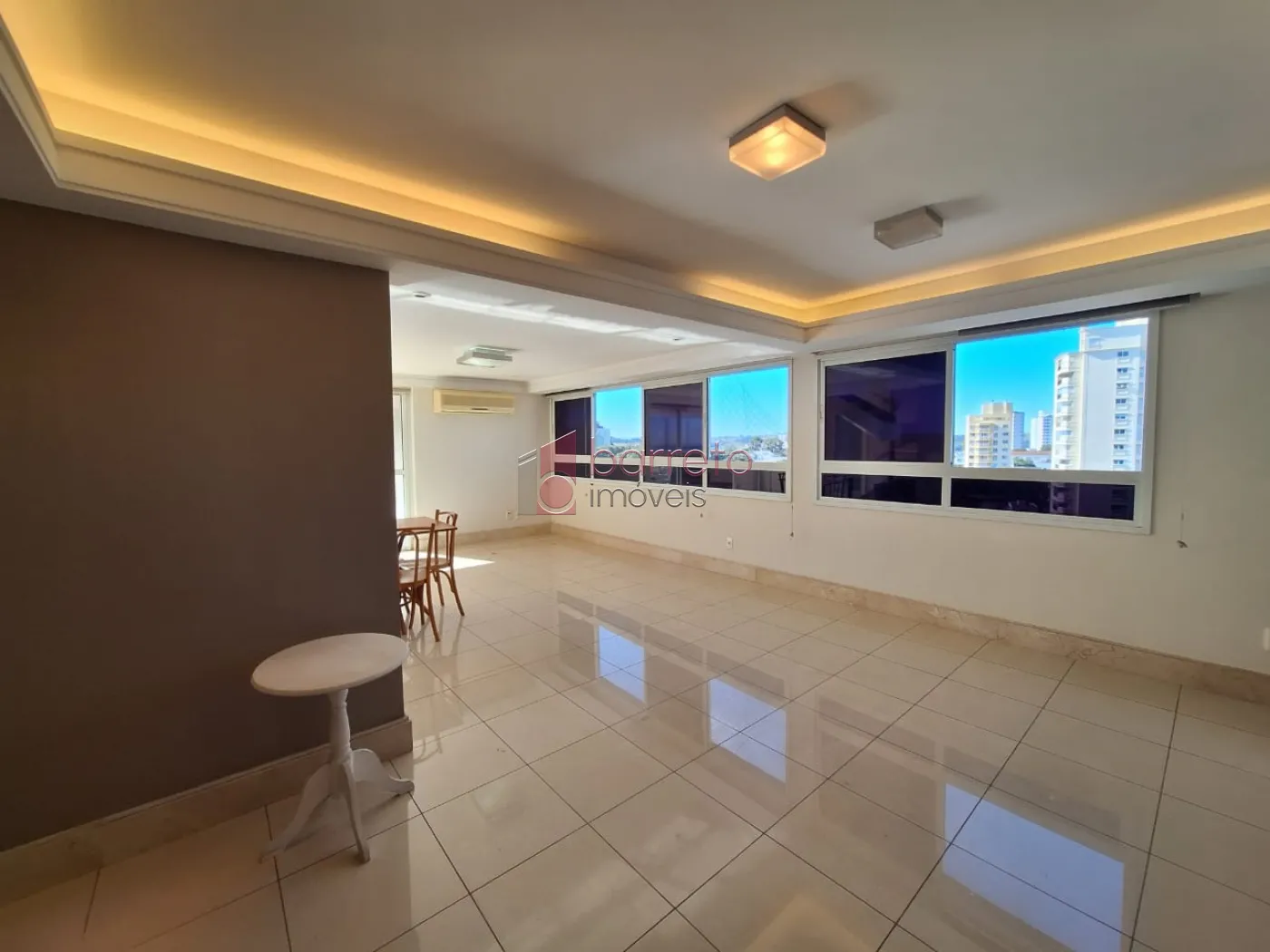 COBERTURA ESTILO DUPLEX PARA VENDA E LOCAÇÃO NO CONDOMÍNIO MAISON CLASSIC – JUNDIAÍ/SP