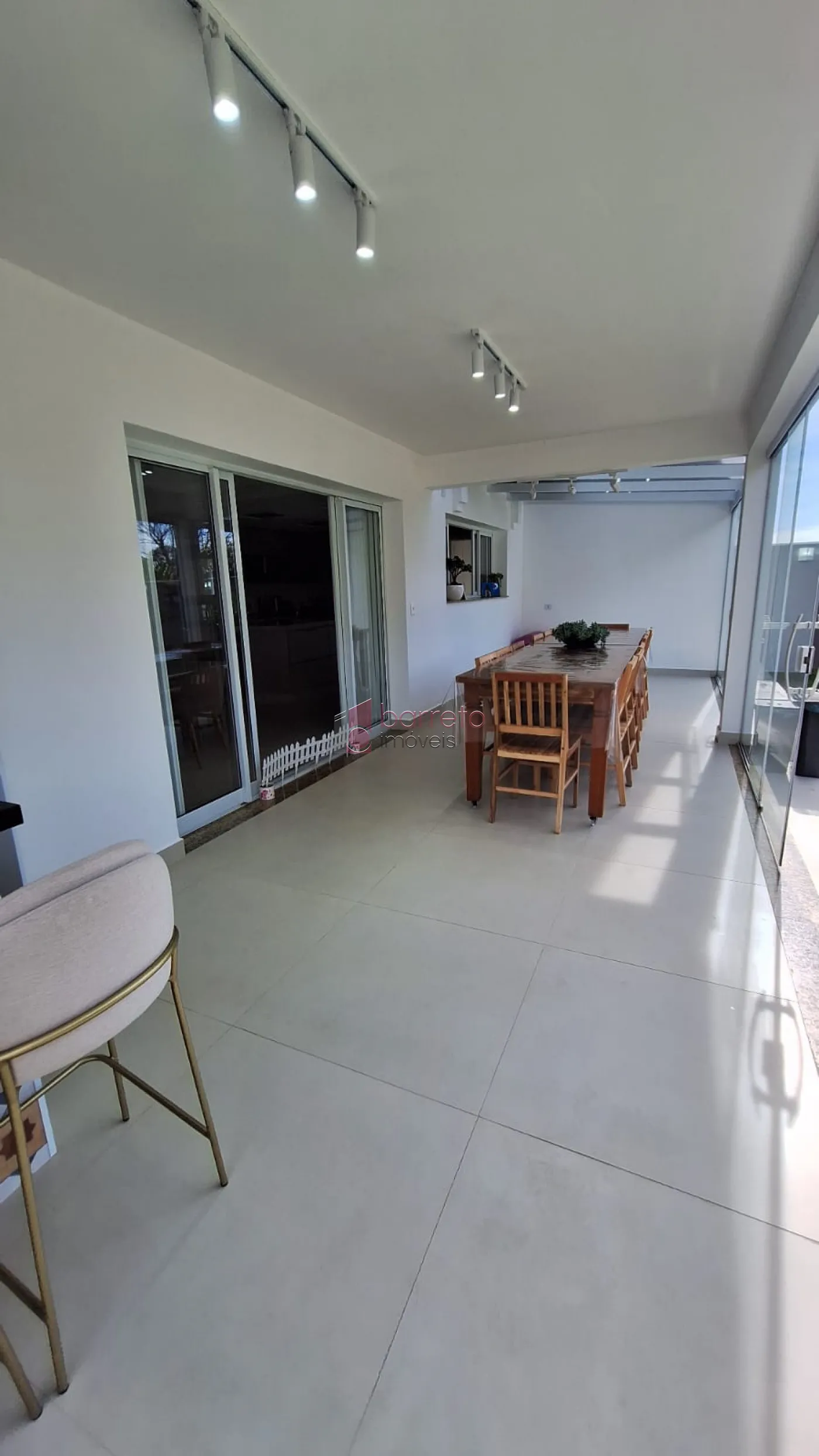 SOBRADO MOBILIADO PARA VENDA E LOCAÇÃO NO CONDOMÍNIO TERRAS DE SÃO CARLOS – JUNDIAÍ/SP