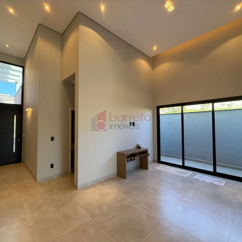 CASA TÉRREA DE ALTO PADRÃO COM 04 SUÍTES À VENDA NO CONDOMÍNIO BRISAS JUNDIAÍ – JUNDIAÍ/SP
