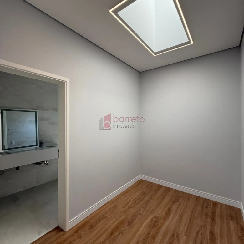 CASA TÉRREA DE ALTO PADRÃO COM 04 SUÍTES À VENDA NO CONDOMÍNIO BRISAS JUNDIAÍ – JUNDIAÍ/SP