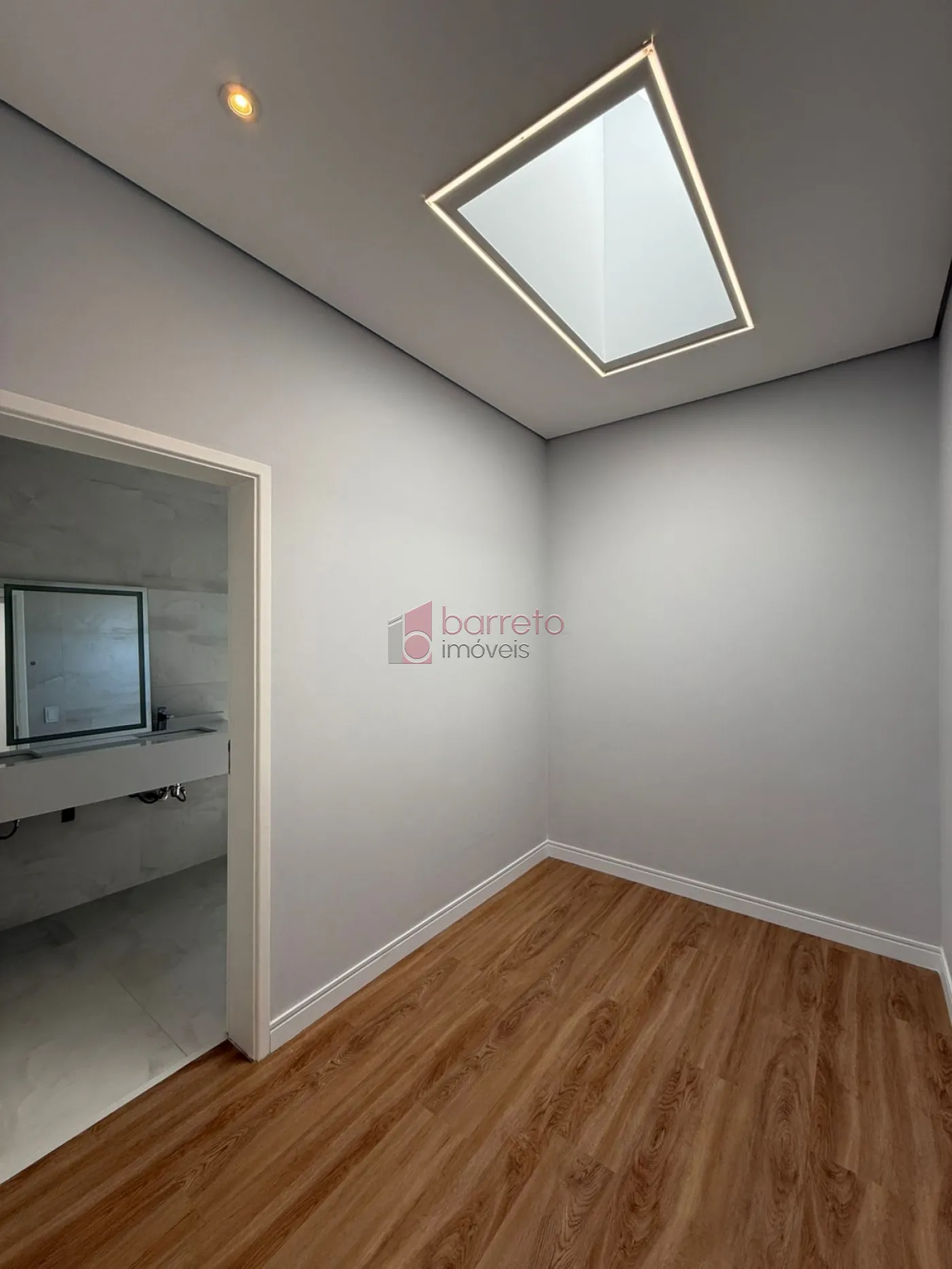 CASA TÉRREA DE ALTO PADRÃO COM 04 SUÍTES À VENDA NO CONDOMÍNIO BRISAS JUNDIAÍ – JUNDIAÍ/SP
