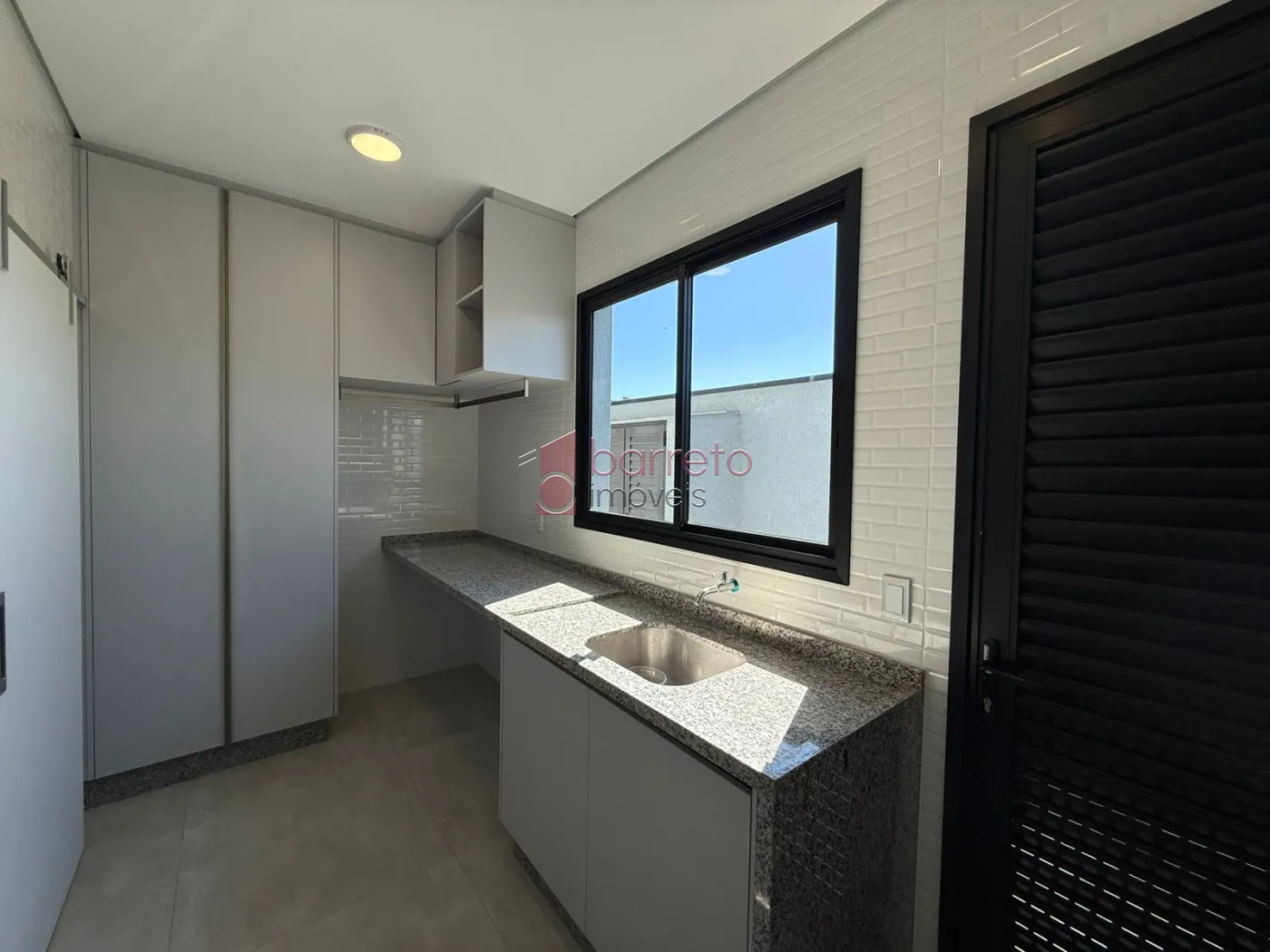 CASA TÉRREA DE ALTO PADRÃO COM 04 SUÍTES À VENDA NO CONDOMÍNIO BRISAS JUNDIAÍ – JUNDIAÍ/SP