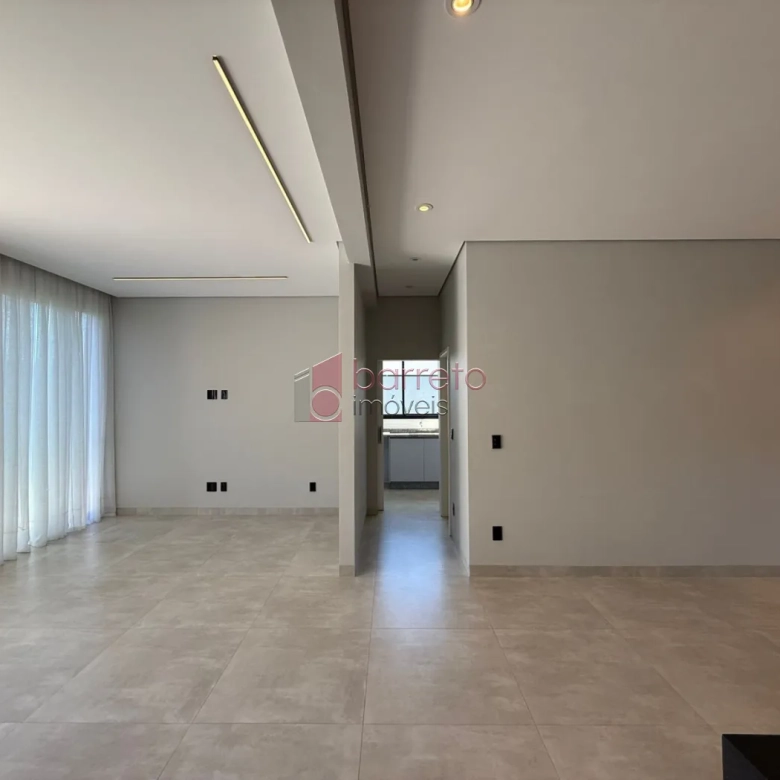 CASA TÉRREA DE ALTO PADRÃO COM 04 SUÍTES À VENDA NO CONDOMÍNIO BRISAS JUNDIAÍ – JUNDIAÍ/SP