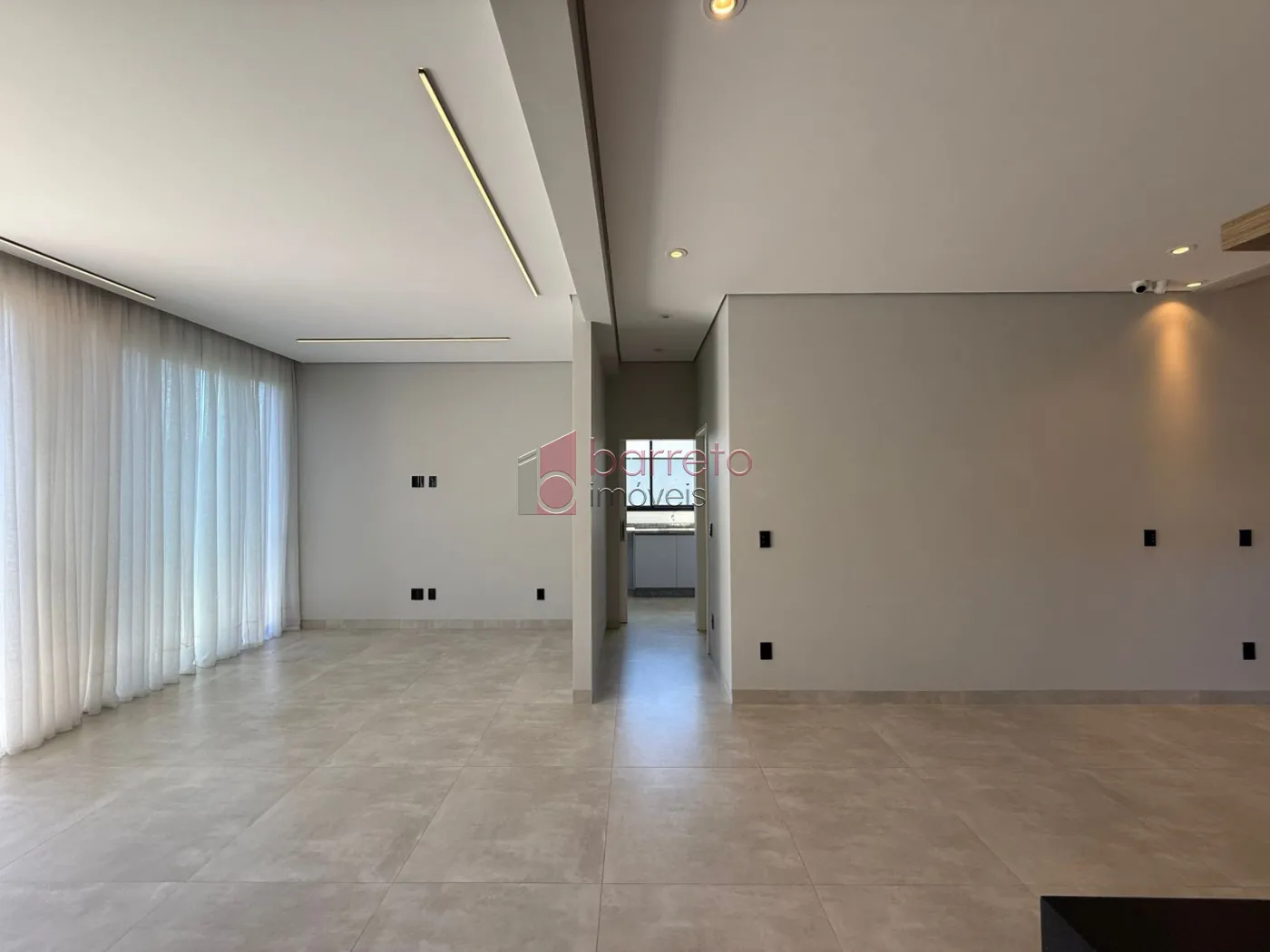 CASA TÉRREA DE ALTO PADRÃO COM 04 SUÍTES À VENDA NO CONDOMÍNIO BRISAS JUNDIAÍ – JUNDIAÍ/SP