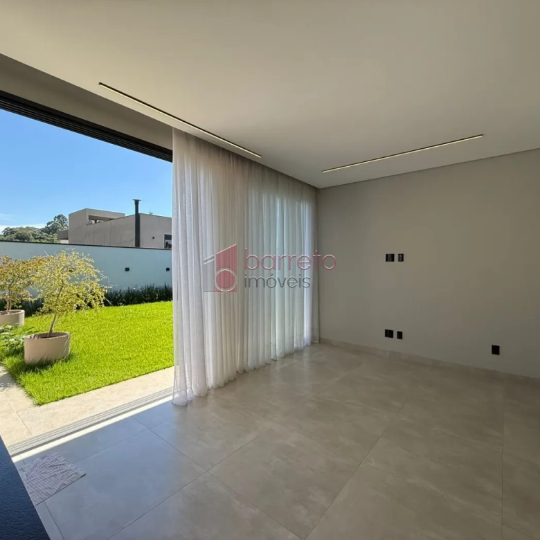 CASA TÉRREA DE ALTO PADRÃO COM 04 SUÍTES À VENDA NO CONDOMÍNIO BRISAS JUNDIAÍ – JUNDIAÍ/SP