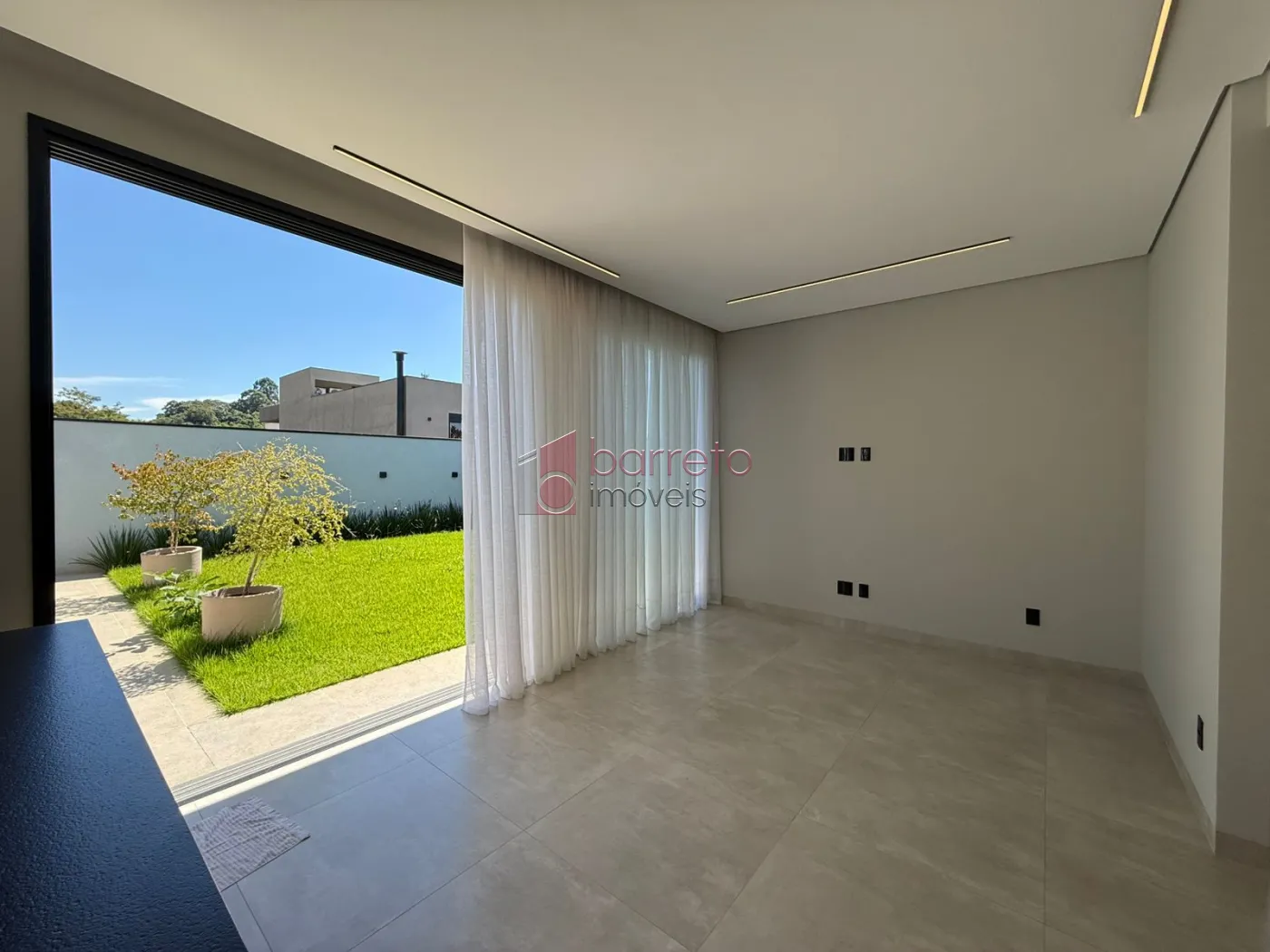 CASA TÉRREA DE ALTO PADRÃO COM 04 SUÍTES À VENDA NO CONDOMÍNIO BRISAS JUNDIAÍ – JUNDIAÍ/SP