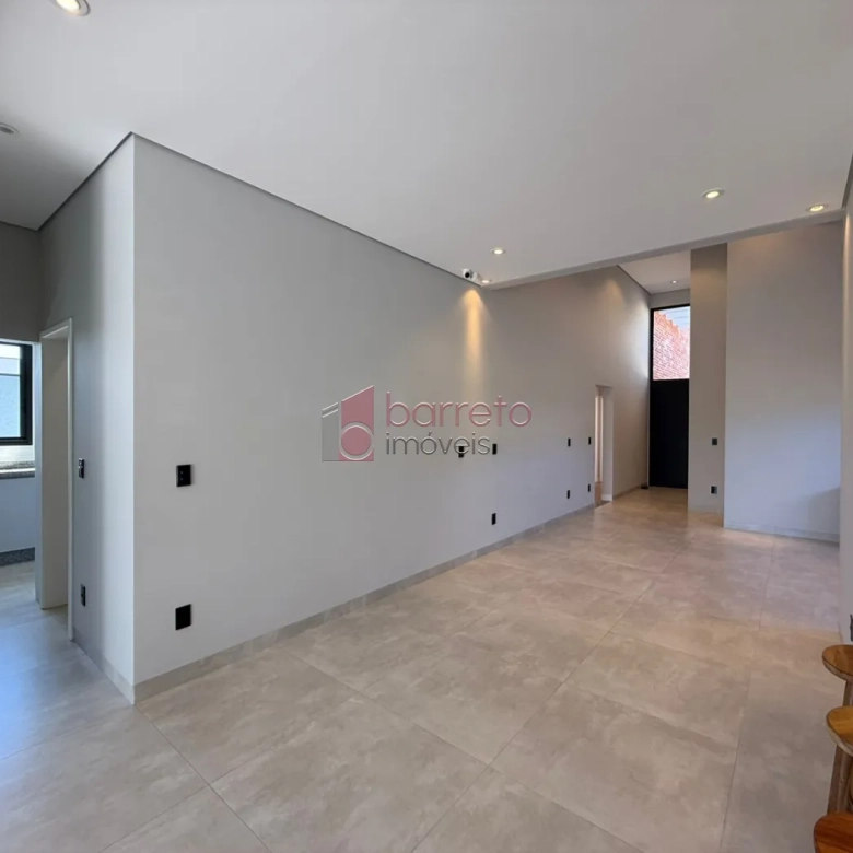 CASA TÉRREA DE ALTO PADRÃO COM 04 SUÍTES À VENDA NO CONDOMÍNIO BRISAS JUNDIAÍ – JUNDIAÍ/SP