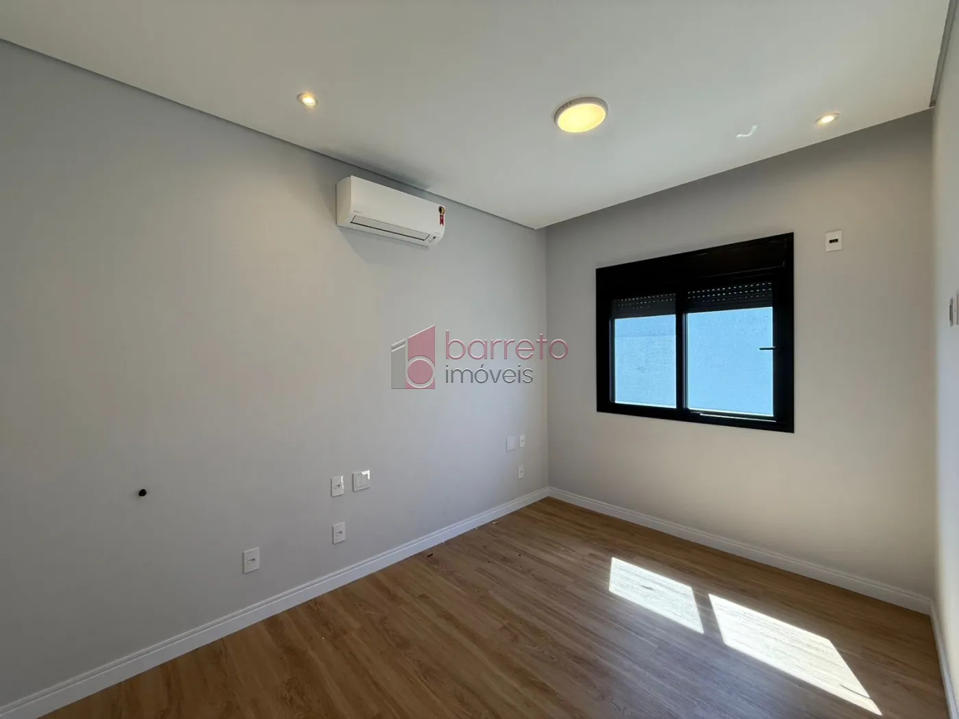 CASA TÉRREA DE ALTO PADRÃO COM 04 SUÍTES À VENDA NO CONDOMÍNIO BRISAS JUNDIAÍ – JUNDIAÍ/SP