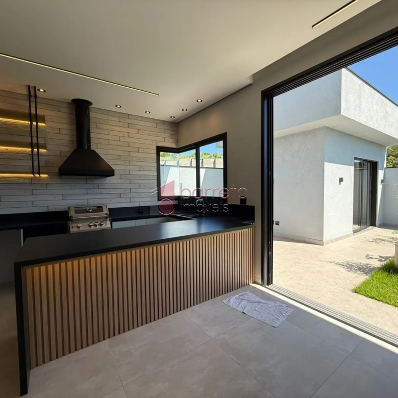 CASA TÉRREA DE ALTO PADRÃO COM 04 SUÍTES À VENDA NO CONDOMÍNIO BRISAS JUNDIAÍ – JUNDIAÍ/SP