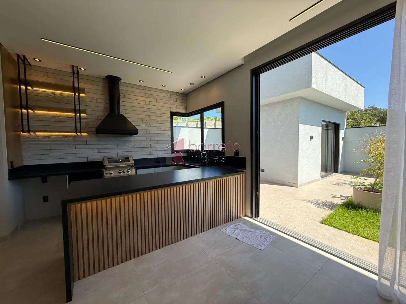 CASA TÉRREA DE ALTO PADRÃO COM 04 SUÍTES À VENDA NO CONDOMÍNIO BRISAS JUNDIAÍ – JUNDIAÍ/SP