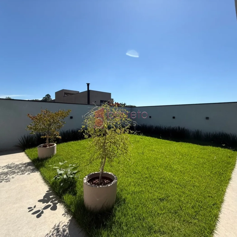 CASA TÉRREA DE ALTO PADRÃO COM 04 SUÍTES À VENDA NO CONDOMÍNIO BRISAS JUNDIAÍ – JUNDIAÍ/SP