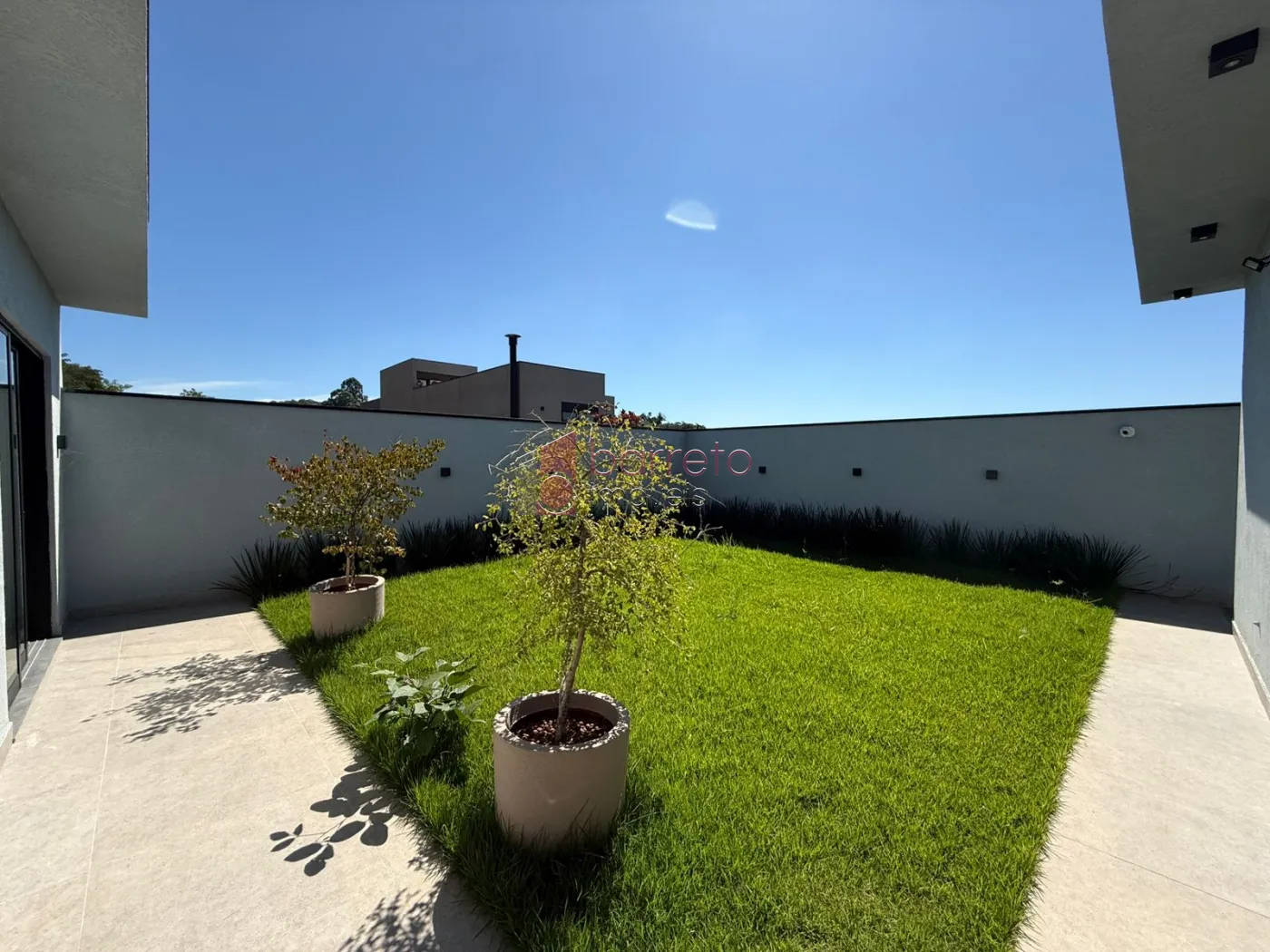 CASA TÉRREA DE ALTO PADRÃO COM 04 SUÍTES À VENDA NO CONDOMÍNIO BRISAS JUNDIAÍ – JUNDIAÍ/SP