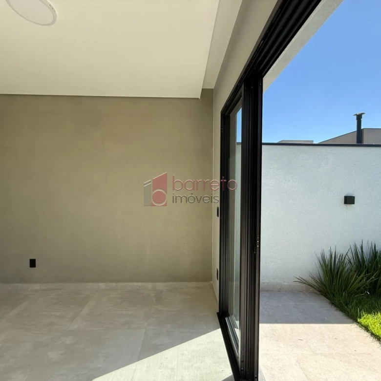 CASA TÉRREA DE ALTO PADRÃO COM 04 SUÍTES À VENDA NO CONDOMÍNIO BRISAS JUNDIAÍ – JUNDIAÍ/SP