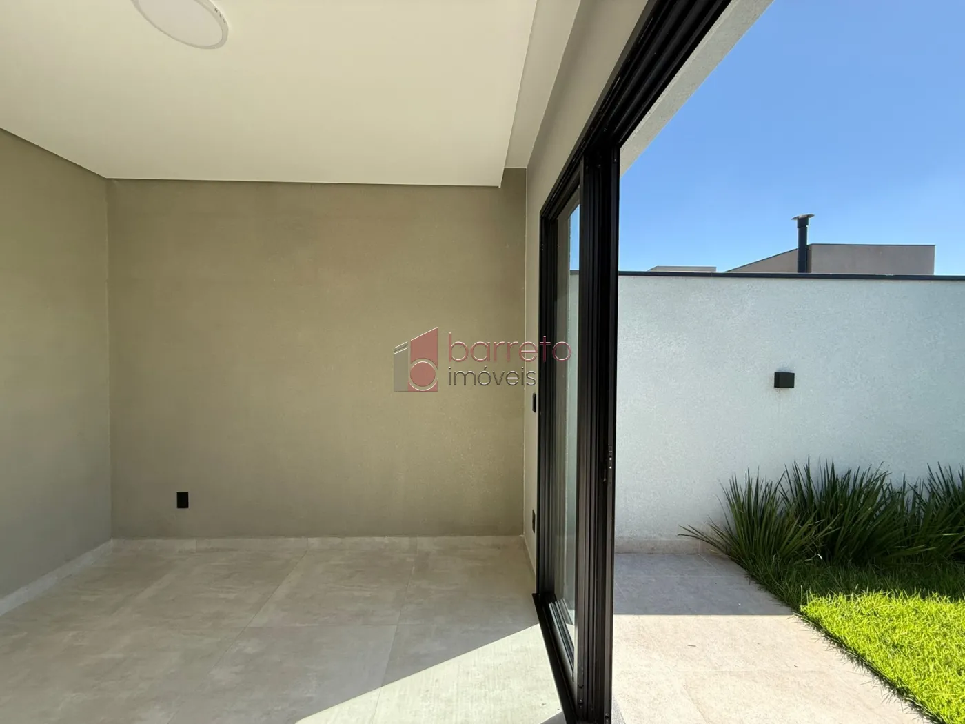 CASA TÉRREA DE ALTO PADRÃO COM 04 SUÍTES À VENDA NO CONDOMÍNIO BRISAS JUNDIAÍ – JUNDIAÍ/SP