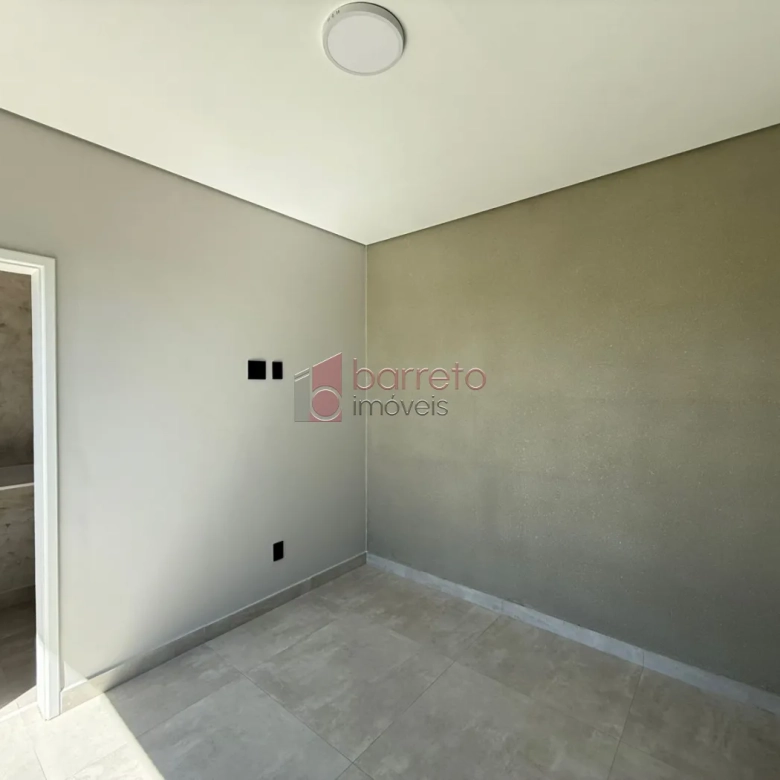 CASA TÉRREA DE ALTO PADRÃO COM 04 SUÍTES À VENDA NO CONDOMÍNIO BRISAS JUNDIAÍ – JUNDIAÍ/SP