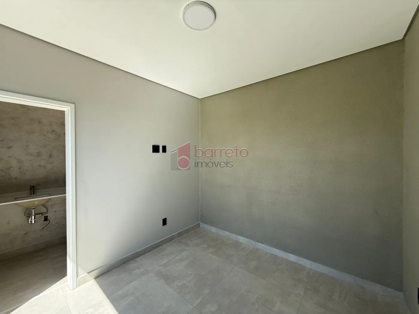 CASA TÉRREA DE ALTO PADRÃO COM 04 SUÍTES À VENDA NO CONDOMÍNIO BRISAS JUNDIAÍ – JUNDIAÍ/SP