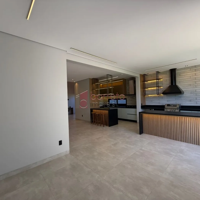 CASA TÉRREA DE ALTO PADRÃO COM 04 SUÍTES À VENDA NO CONDOMÍNIO BRISAS JUNDIAÍ – JUNDIAÍ/SP