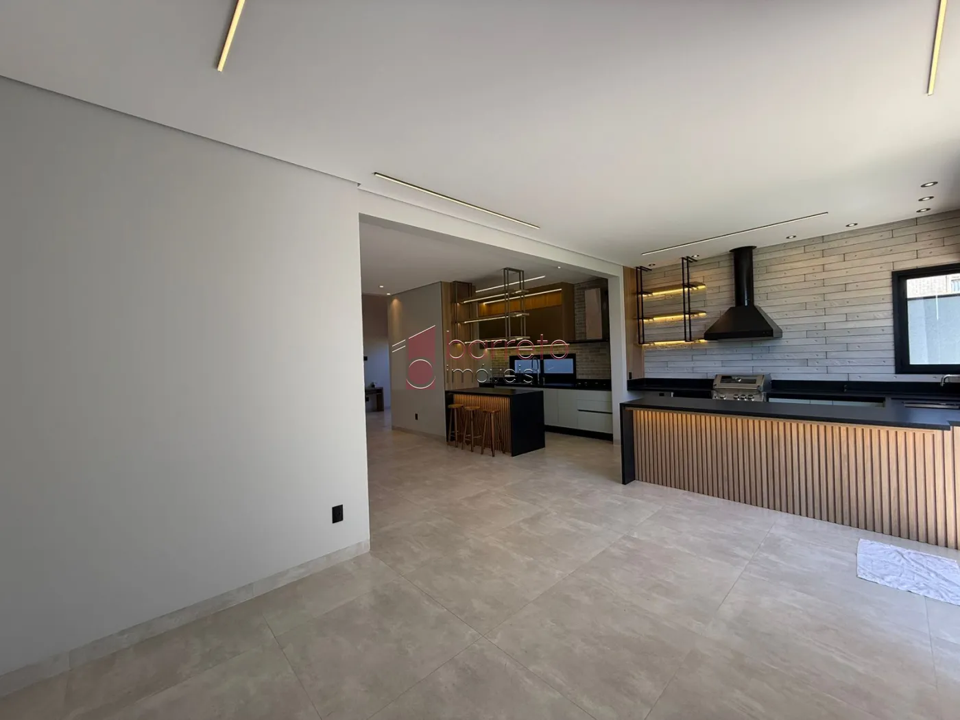 CASA TÉRREA DE ALTO PADRÃO COM 04 SUÍTES À VENDA NO CONDOMÍNIO BRISAS JUNDIAÍ – JUNDIAÍ/SP