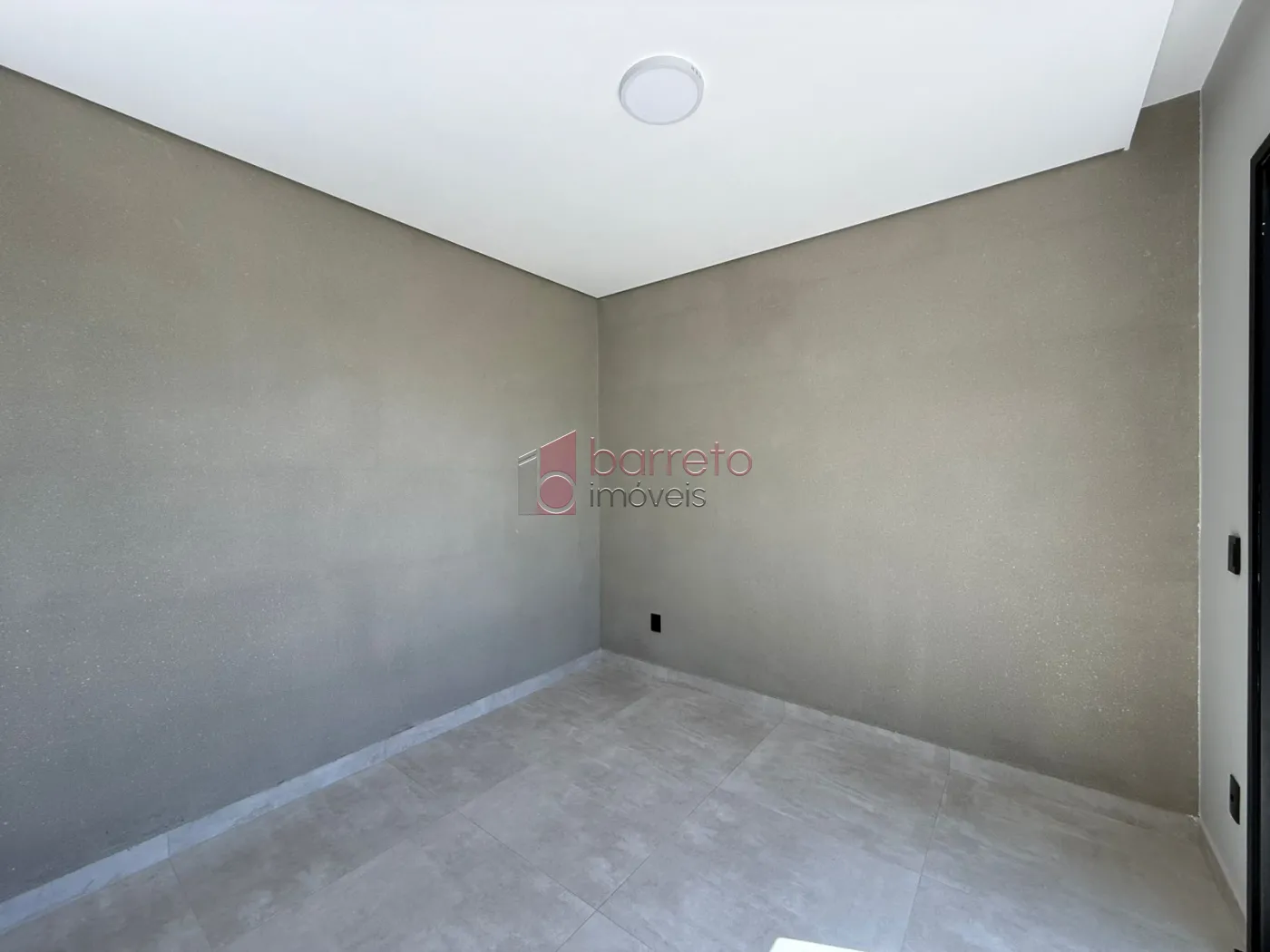 CASA TÉRREA DE ALTO PADRÃO COM 04 SUÍTES À VENDA NO CONDOMÍNIO BRISAS JUNDIAÍ – JUNDIAÍ/SP