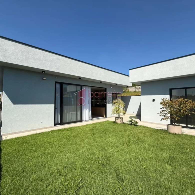 CASA TÉRREA DE ALTO PADRÃO COM 04 SUÍTES À VENDA NO CONDOMÍNIO BRISAS JUNDIAÍ – JUNDIAÍ/SP