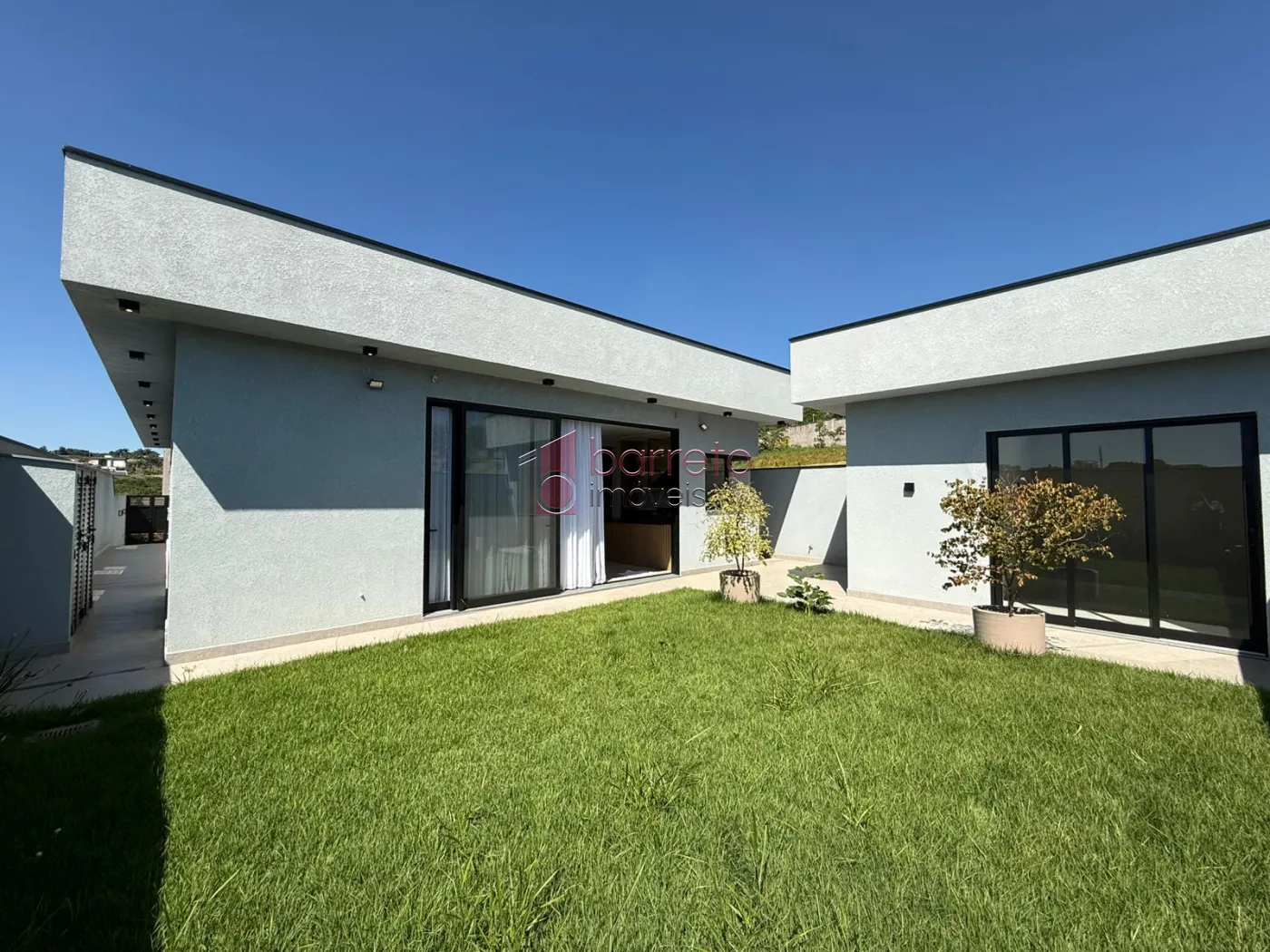 CASA TÉRREA DE ALTO PADRÃO COM 04 SUÍTES À VENDA NO CONDOMÍNIO BRISAS JUNDIAÍ – JUNDIAÍ/SP