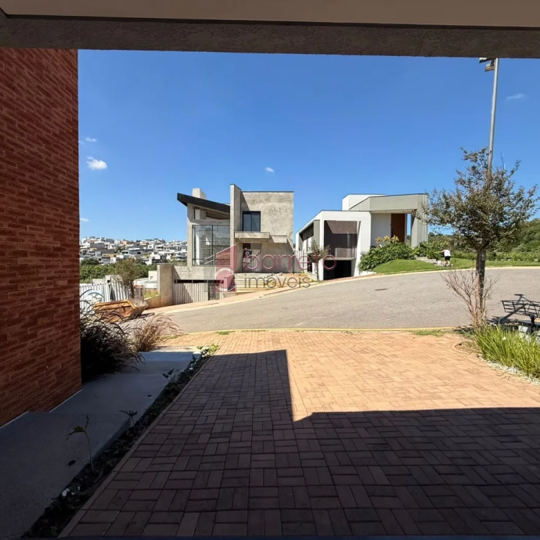 CASA TÉRREA DE ALTO PADRÃO COM 04 SUÍTES À VENDA NO CONDOMÍNIO BRISAS JUNDIAÍ – JUNDIAÍ/SP