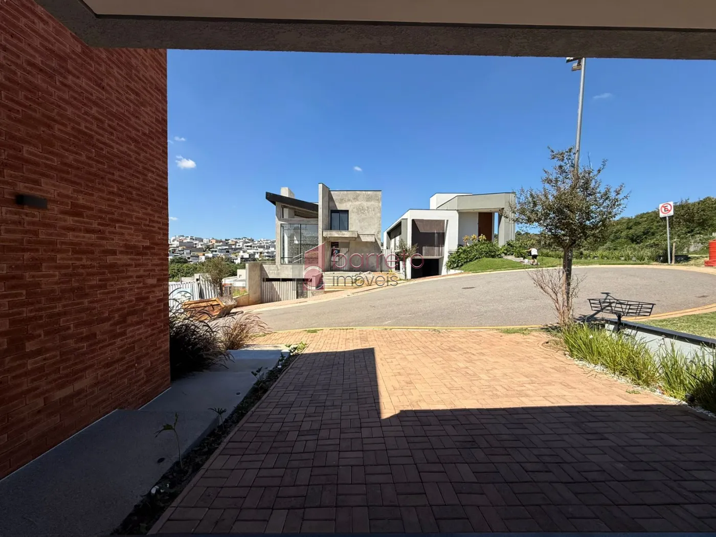 CASA TÉRREA DE ALTO PADRÃO COM 04 SUÍTES À VENDA NO CONDOMÍNIO BRISAS JUNDIAÍ – JUNDIAÍ/SP