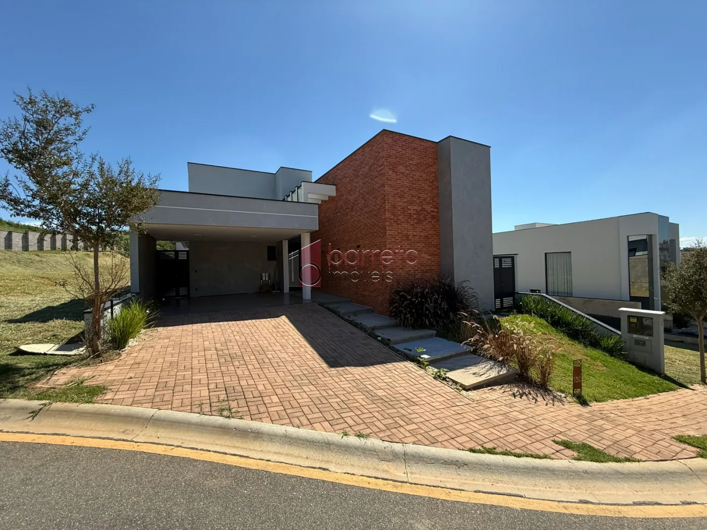 CASA TÉRREA DE ALTO PADRÃO COM 04 SUÍTES À VENDA NO CONDOMÍNIO BRISAS JUNDIAÍ – JUNDIAÍ/SP