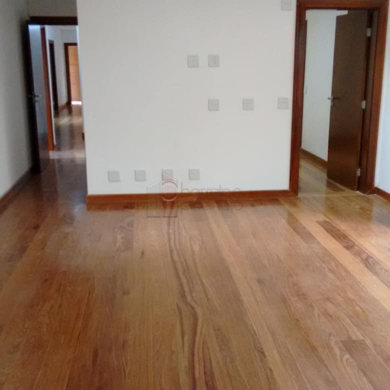 Magnífica residência em condomínio fechado, localizada na cidade de Jundiaí, a 40 minutos de São Paulo.