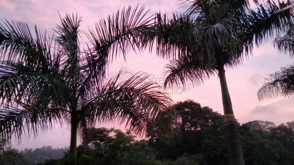 Magnífica residência em condomínio fechado, localizada na cidade de Jundiaí, a 40 minutos de São Paulo.