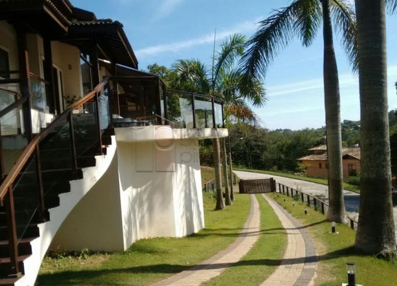 Magnífica residência em condomínio fechado, localizada na cidade de Jundiaí, a 40 minutos de São Paulo.