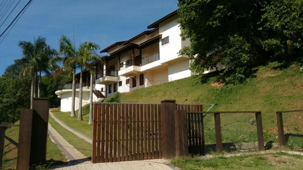 Magnífica residência em condomínio fechado, localizada na cidade de Jundiaí, a 40 minutos de São Paulo.