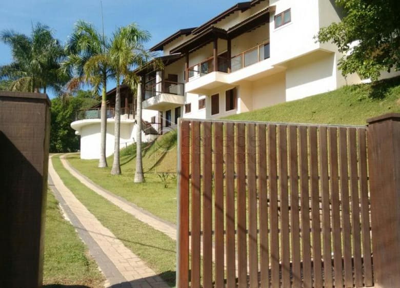 Magnífica residência em condomínio fechado, localizada na cidade de Jundiaí, a 40 minutos de São Paulo.