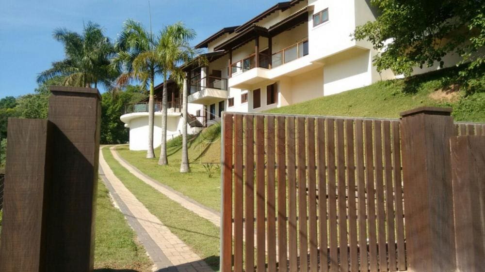 Magnífica residência em condomínio fechado, localizada na cidade de Jundiaí, a 40 minutos de São Paulo.