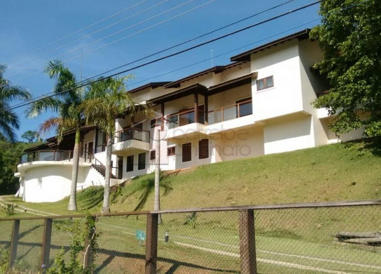 Magnífica residência em condomínio fechado, localizada na cidade de Jundiaí, a 40 minutos de São Paulo.