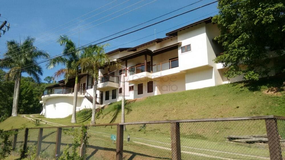 Magnífica residência em condomínio fechado, localizada na cidade de Jundiaí, a 40 minutos de São Paulo.