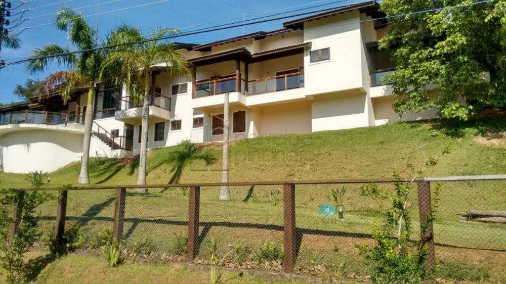 Magnífica residência em condomínio fechado, localizada na cidade de Jundiaí, a 40 minutos de São Paulo.