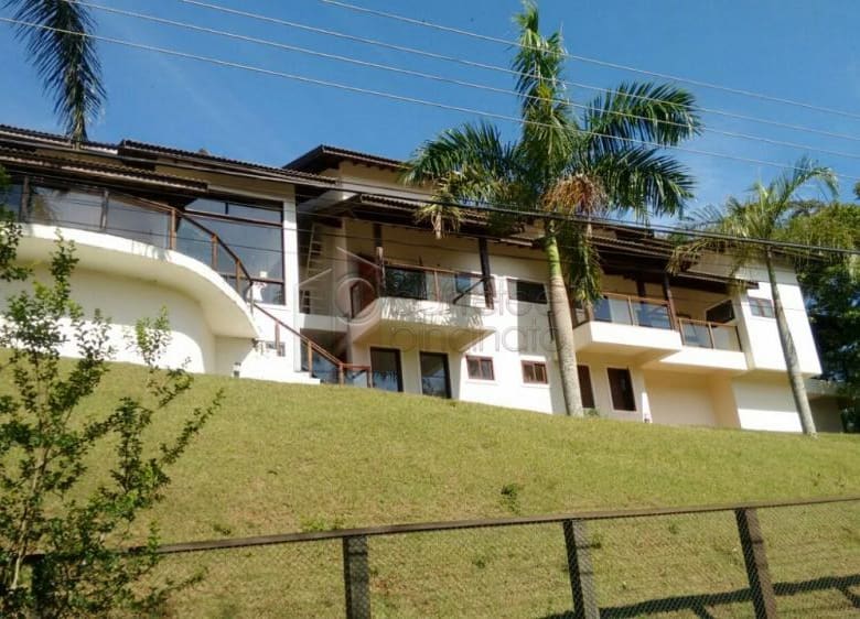 Magnífica residência em condomínio fechado, localizada na cidade de Jundiaí, a 40 minutos de São Paulo.