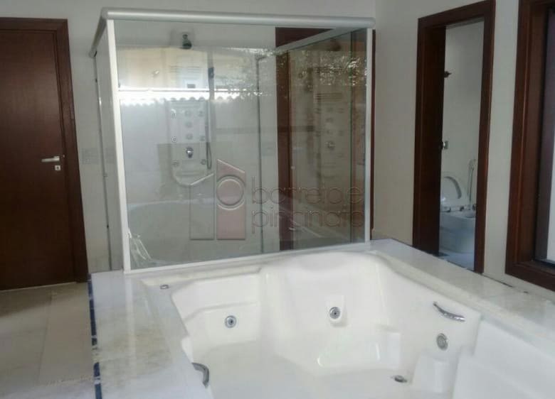 Magnífica residência em condomínio fechado, localizada na cidade de Jundiaí, a 40 minutos de São Paulo.