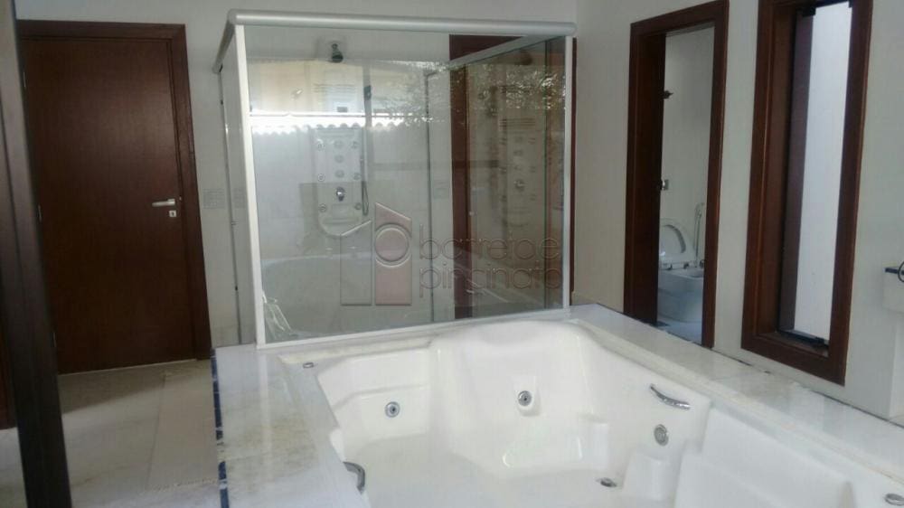 Magnífica residência em condomínio fechado, localizada na cidade de Jundiaí, a 40 minutos de São Paulo.