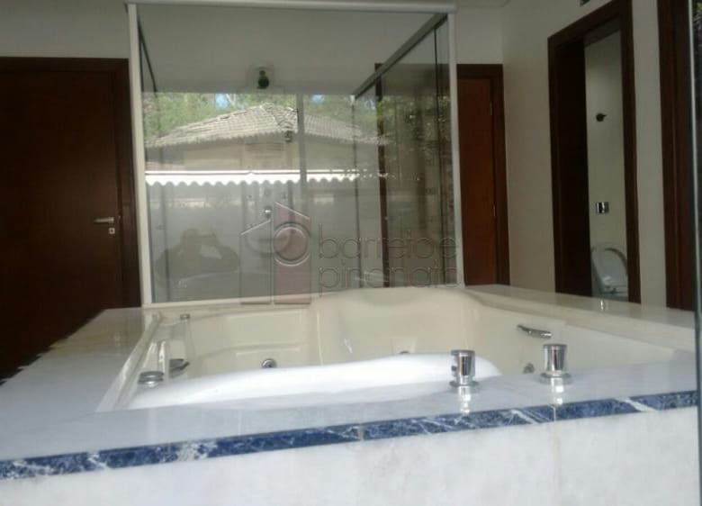 Magnífica residência em condomínio fechado, localizada na cidade de Jundiaí, a 40 minutos de São Paulo.