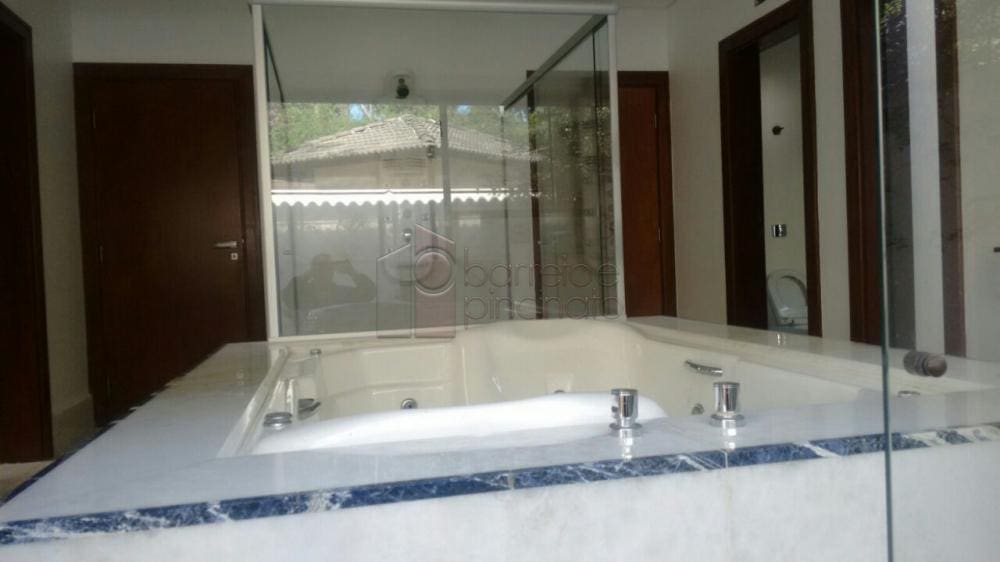 Magnífica residência em condomínio fechado, localizada na cidade de Jundiaí, a 40 minutos de São Paulo.