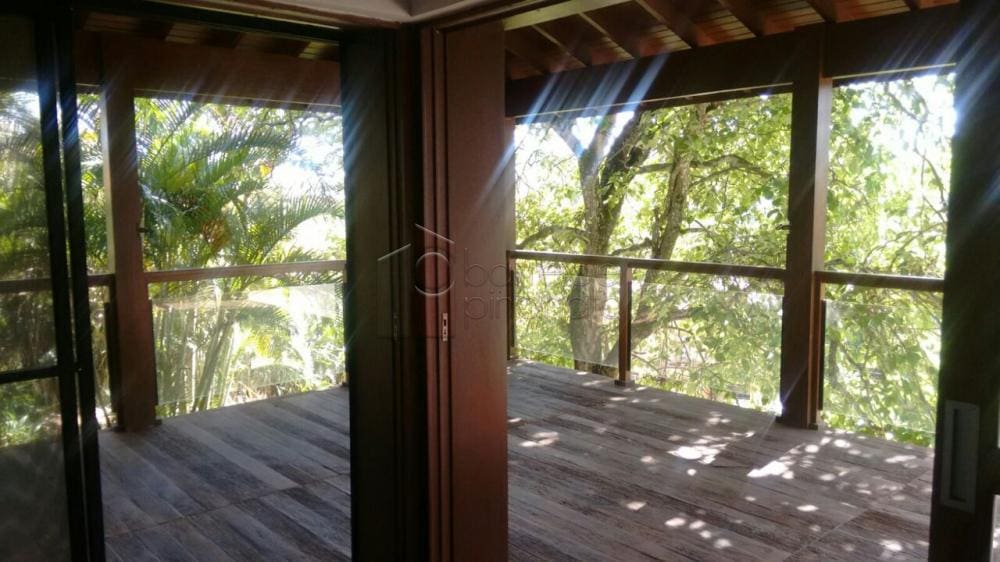 Magnífica residência em condomínio fechado, localizada na cidade de Jundiaí, a 40 minutos de São Paulo.