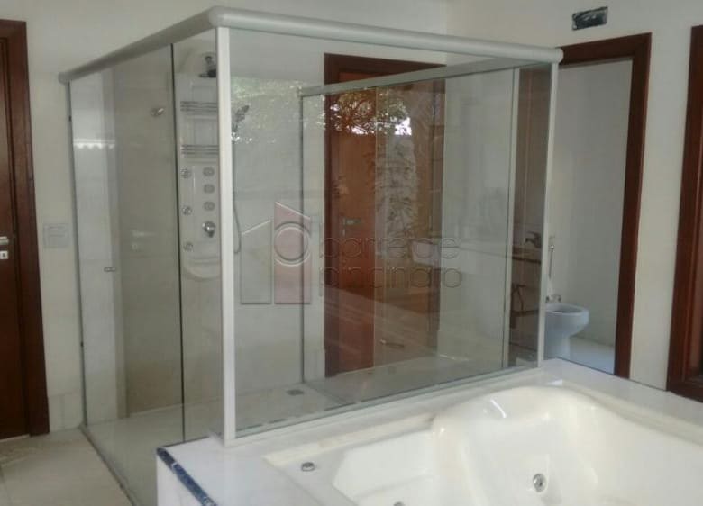 Magnífica residência em condomínio fechado, localizada na cidade de Jundiaí, a 40 minutos de São Paulo.