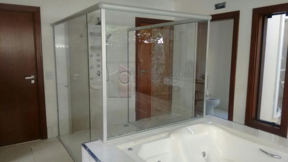 Magnífica residência em condomínio fechado, localizada na cidade de Jundiaí, a 40 minutos de São Paulo.
