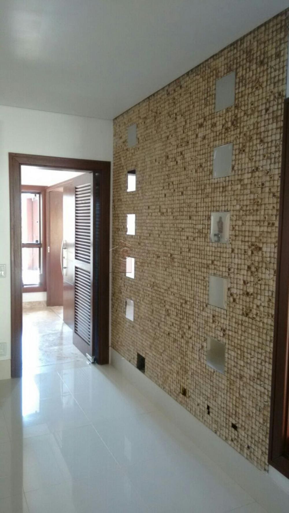 Magnífica residência em condomínio fechado, localizada na cidade de Jundiaí, a 40 minutos de São Paulo.