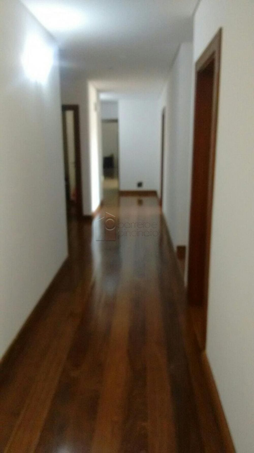 Magnífica residência em condomínio fechado, localizada na cidade de Jundiaí, a 40 minutos de São Paulo.